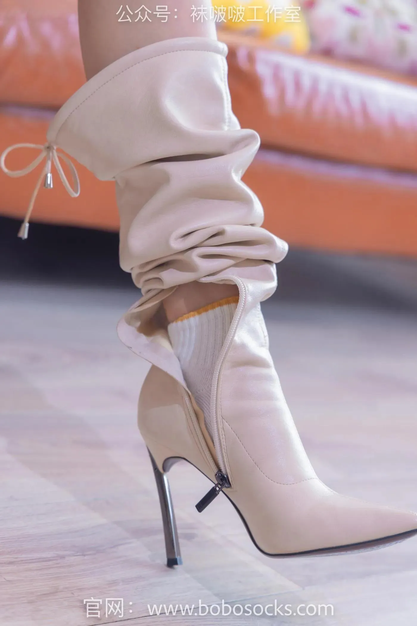 [BoBoSocks袜啵啵]NO.120 小甜豆-高跟长靴、白棉袜、裸足 [170P]插图1
